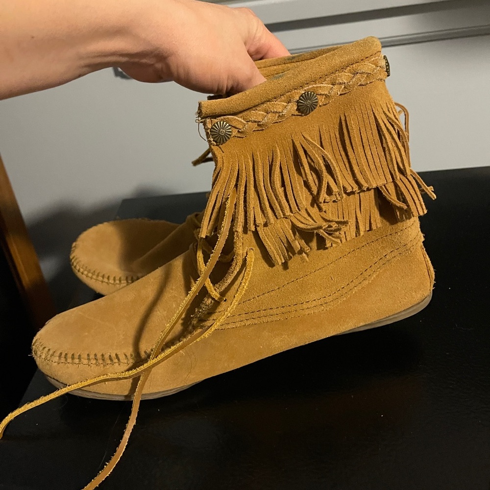 Size 10 Minnetonka short fringe boot